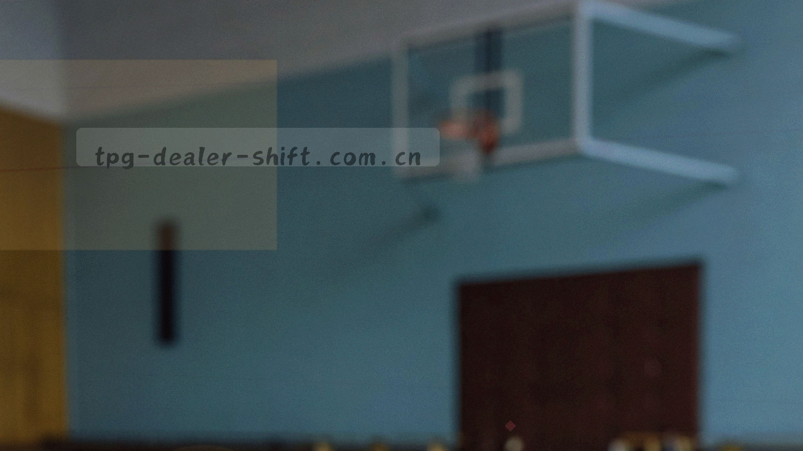 暗调桌面上散落的编号索引卡与微光，无人物